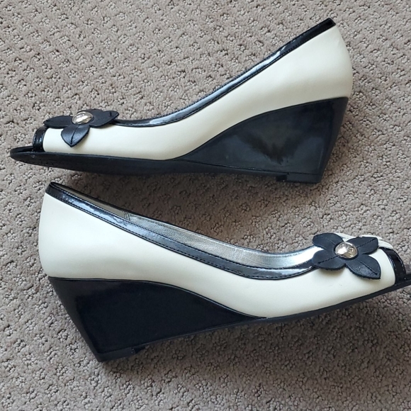 Etienne Aigner flower peep toe wedge heels NWOT - Picture 10 of 11